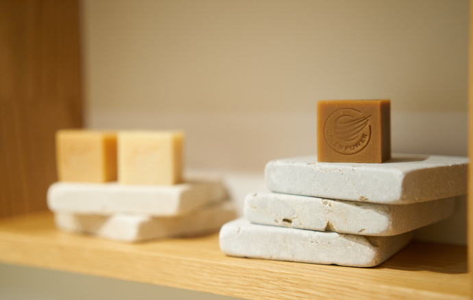 木製棚の上に石鹸が置いている様子