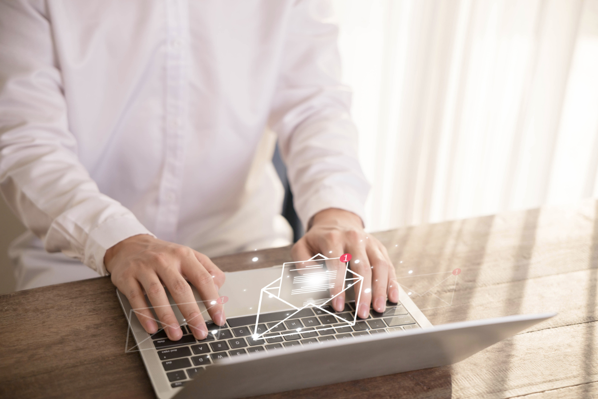 ノートパソコンを操作して資料請求を行う人の手元