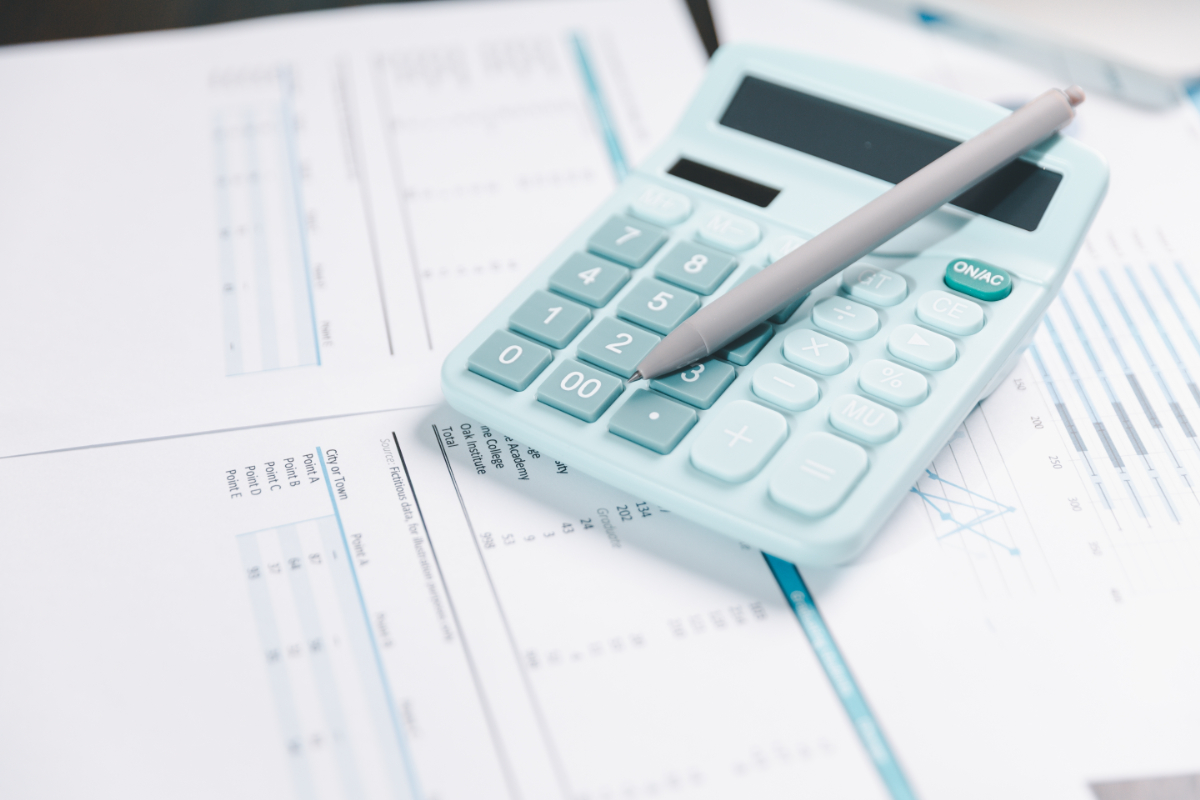 電力量メーターの数値をノートに記録する手元