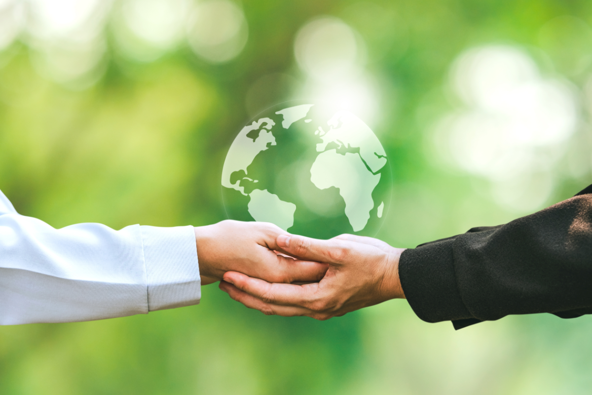 緑の自然を背景に、環境やグローバルな協力を象徴する構図