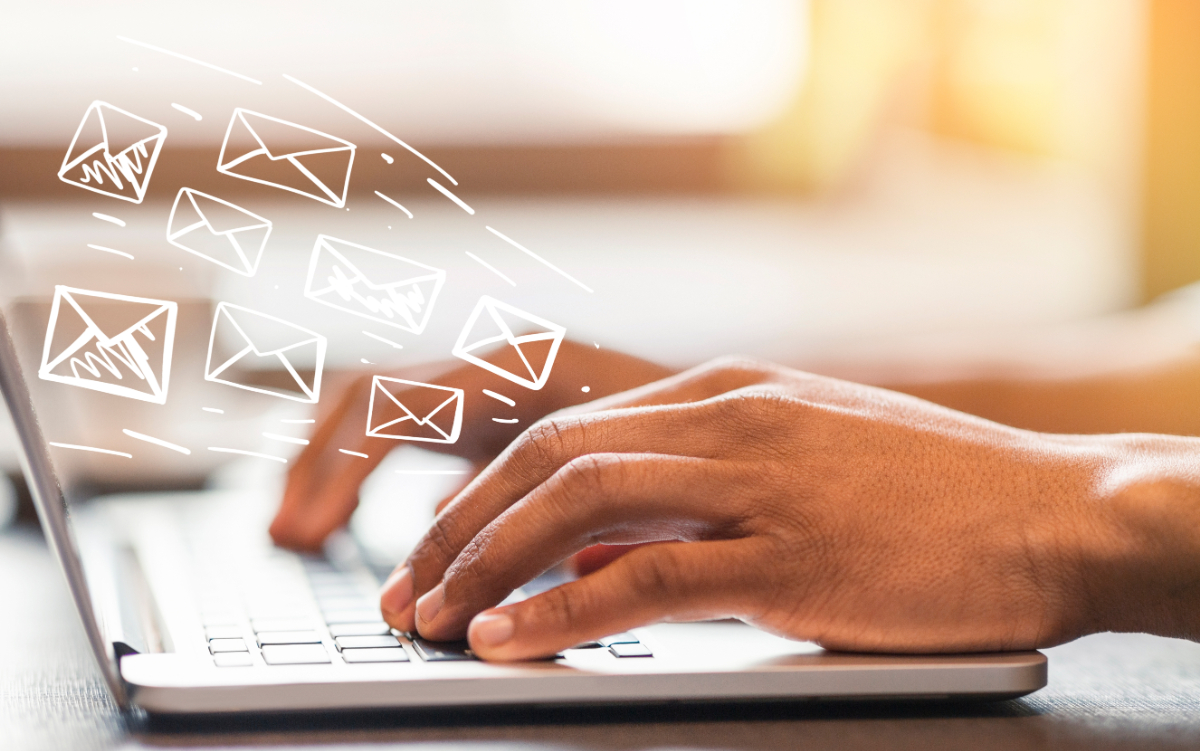 メールアイコンが飛び交うPCでの相談のイメージ